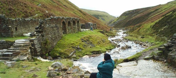 Peter M Hicks painting at the start of Gunnerside Gill, Swaledale, Yorkshire Dales, North Yorkshire, England