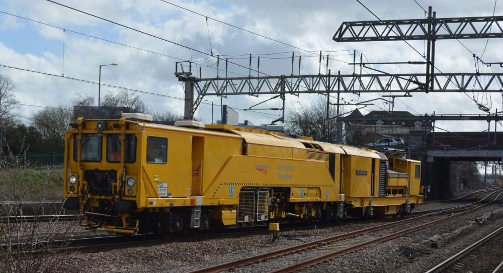 Trainspotting at Nuneaton station: A Network Rail Multi-Purpose Stone Blower at Nuneaton. DR 80301 was built in 2004 by Harsco Track Technologies (March 2023).